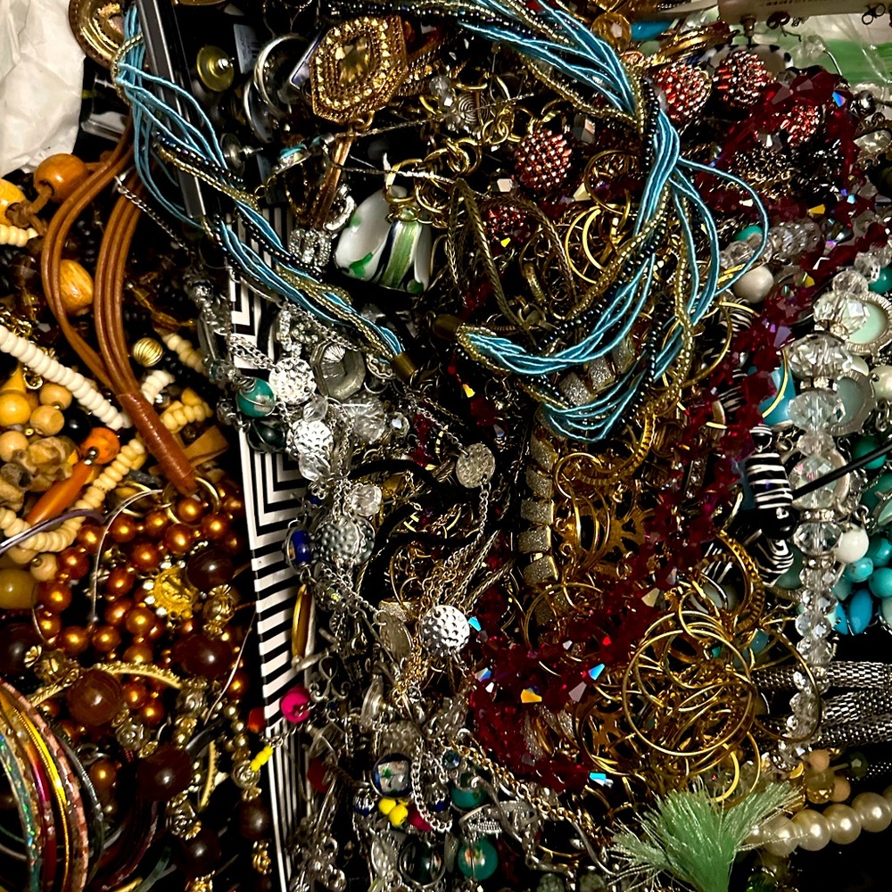 Lot of 30 random jewlry new and vintage mixed ALL WEARABLE Resellers